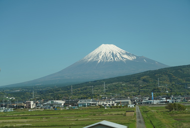 Vista del Monte Fuji dallo Shinkansen in primavera
